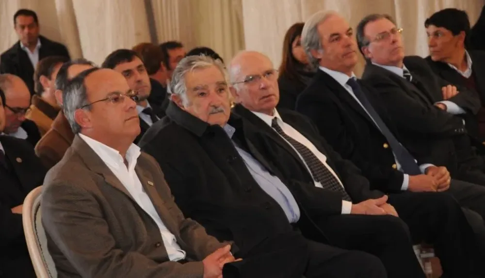 El presidente José Mujica, junto a autoridades de Prolesa y Conaprole