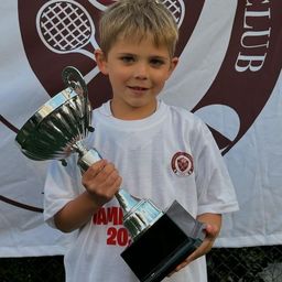 César Rorlán, con la copa, celebra el título conseguido con Carrasco Lawn Tennis César Rorlán, con la copa, celebra el título conseguido con Carrasco Lawn Tennis