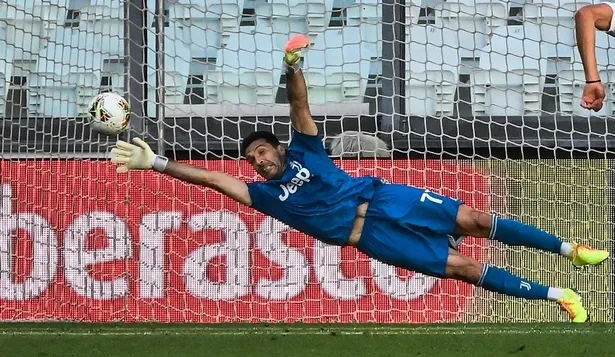 A sus 42 años, Buffon entró en la historia del fútbol italiano batiendo un récord de Maldini
