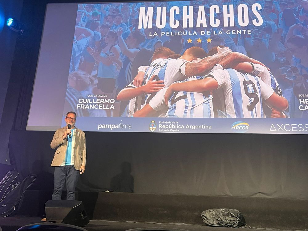 El embajador argentino en España, Roberto Bosch, en el preestreno de Muchachos. La película de la gente, en el Palacio de la Prensa de Madrid.