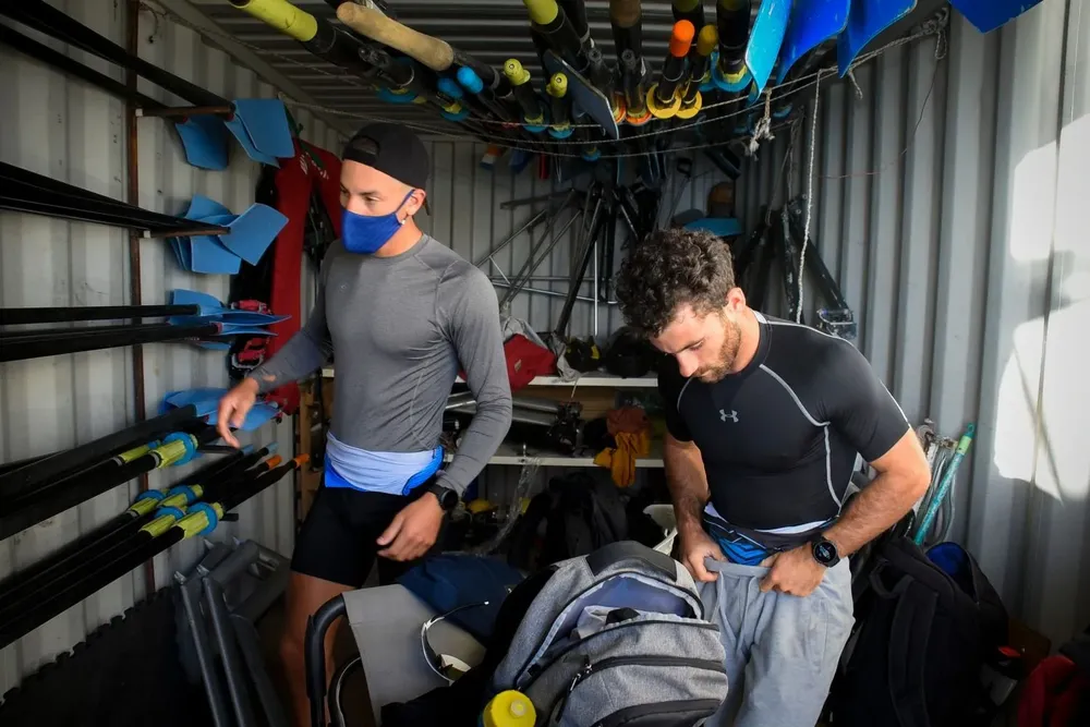 Cetraro termina de cambiarse y Klüver busca los remos