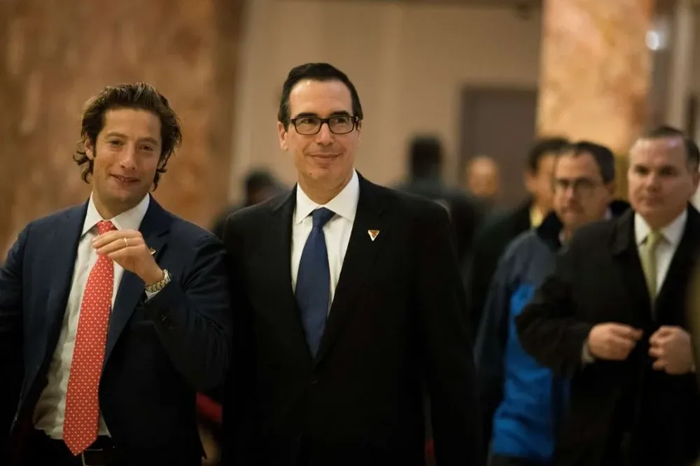 Mnuchin, en el centro de la imágen, acompañó a Trump durante la campaña.
