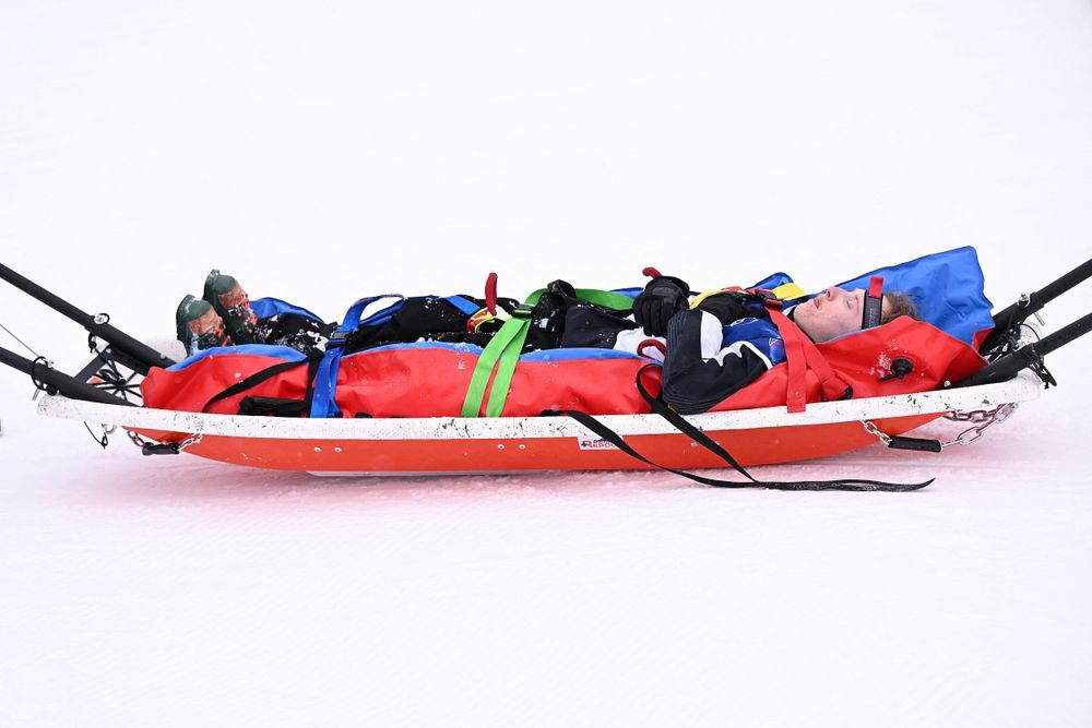 El neozelandés Finley Melville Ives fue evacuado por el cuerpo médico el el esquí freestyle de los Juegos Olímpicos de Invierno de Milano-Cortina 2026