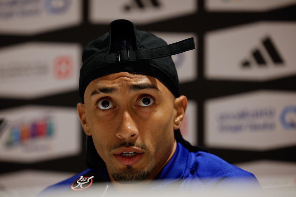 Raphinha en rueda de prensa.
