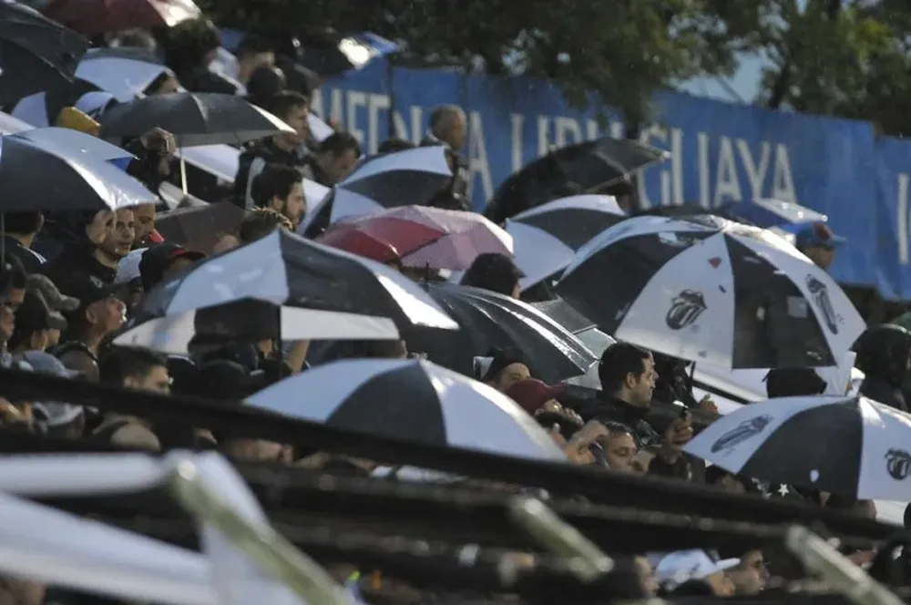 Los paraguas dominaron la tribuna Ghierra donde se ubicó la parcialidad de Danubio