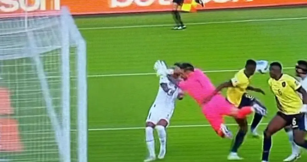 El arquero Galíndez le baja las dos manos a Facundo Torres en su cara en la última jugada del partido, pero para el árbitro y para el VAR, no fue penal