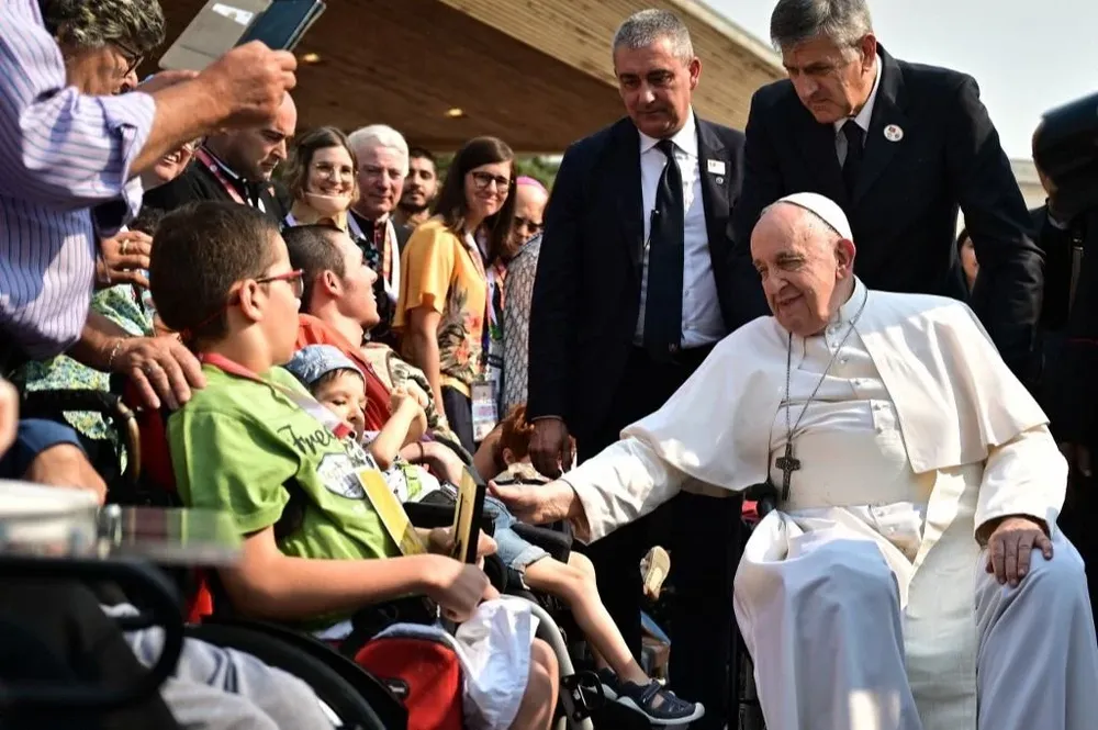 El Papa Francisco visita el santuario de la virgen de Fátima.