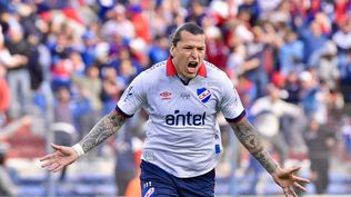 Federico Santander de Nacional celebra su gol ante Peñarol