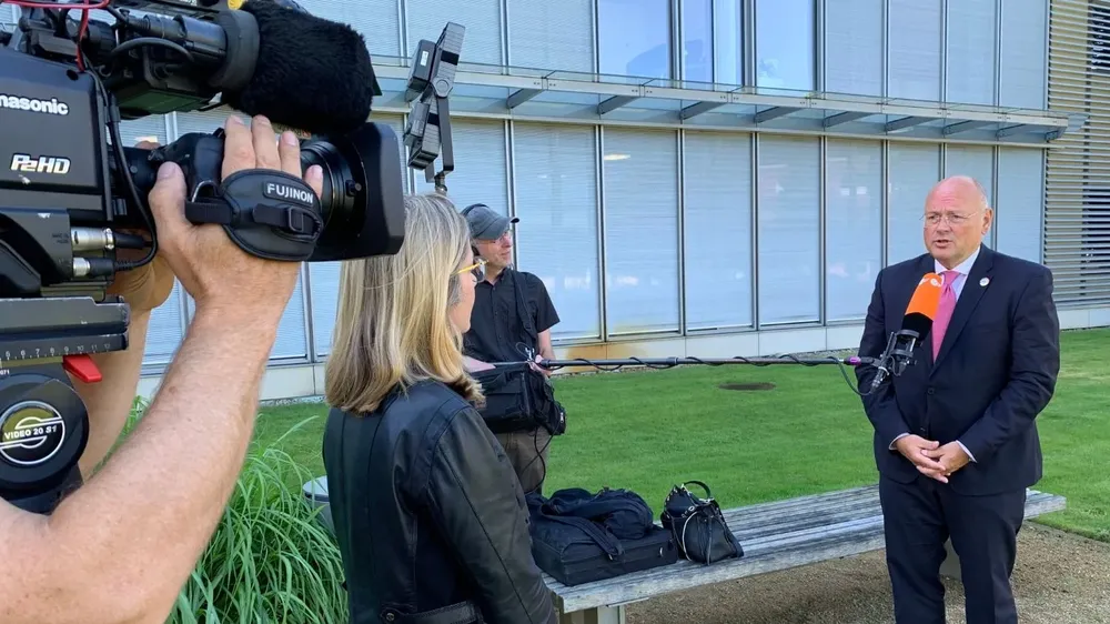 Arne Schönbohm, el director cesado, durante una nota periodística