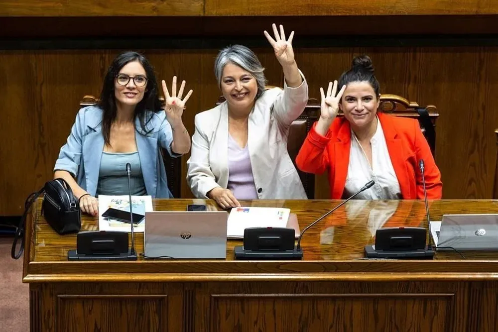 Senadoras festejan tras la votación