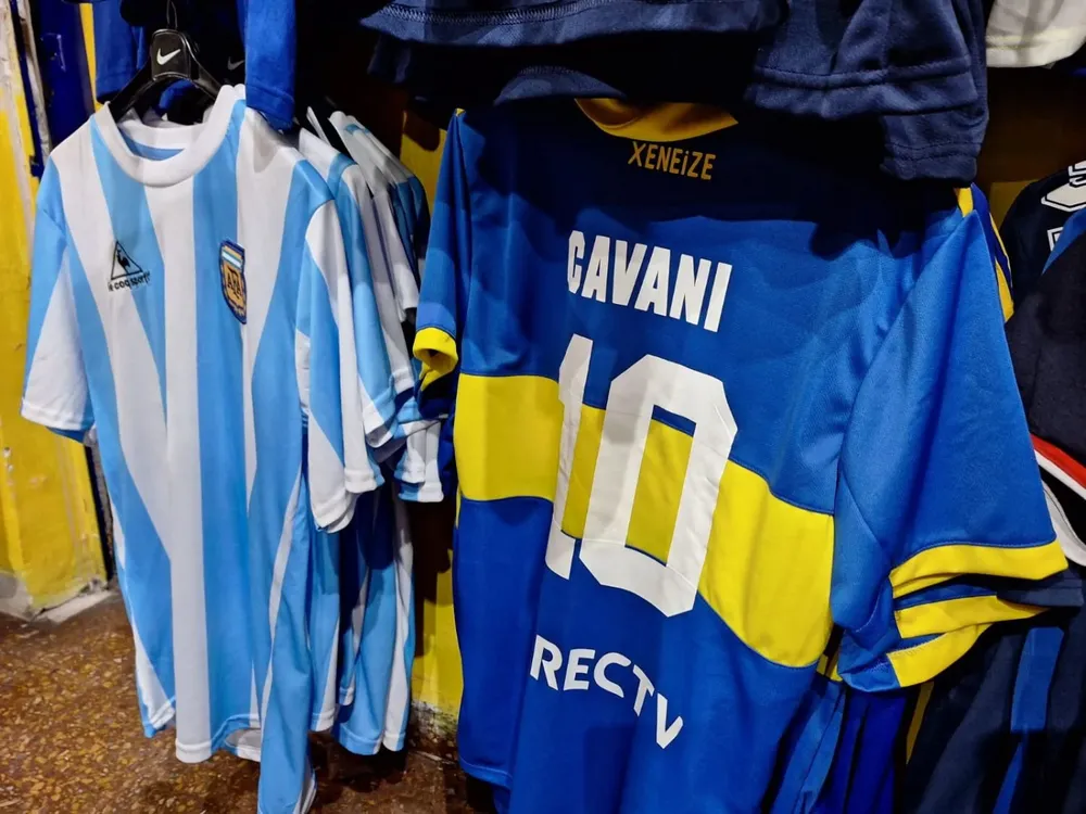 La camiseta de Cavani aún no está en todas las tiendas