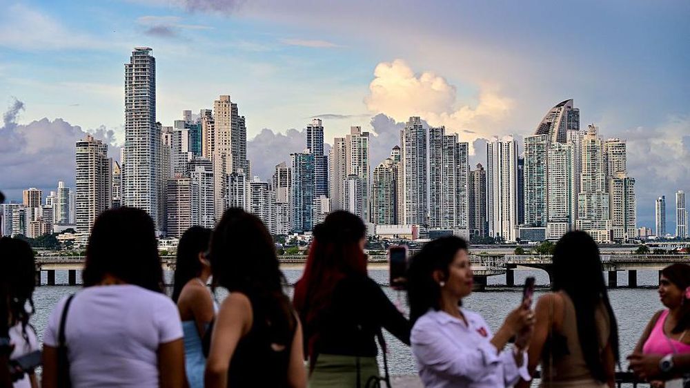 El canal -y las actividades comerciales que giran en torno a él-  son uno de los motores económicos del país.