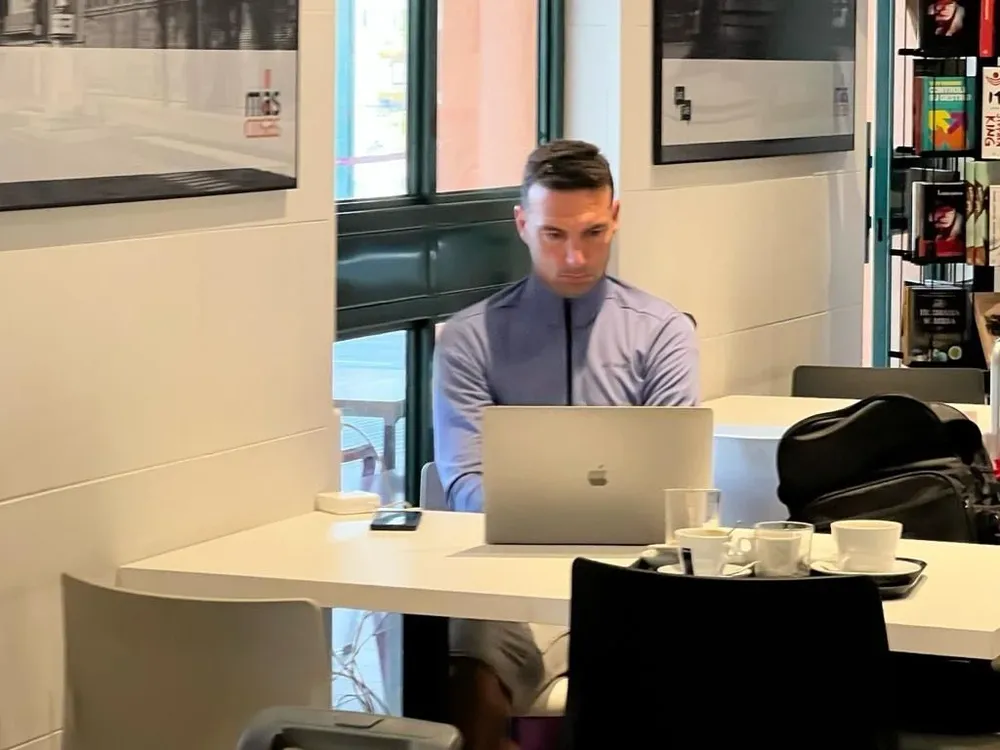 Scaloni viendo el Uruguay - EEUU