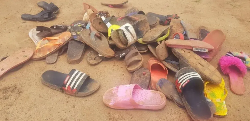 Los zapatos de los estudiantes de un internado secuestrados yacen en el suelo después de que los 140 estudiantes del internado de Bethel Baptist School fueran secuestrados por hombres armados en Kaduna, noroeste de Nigeria.