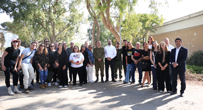 Roni Kaplan comparte un emotivo encuentro en el kibutz Nir Oz con familiares de secuestrados y asesinados en Israel