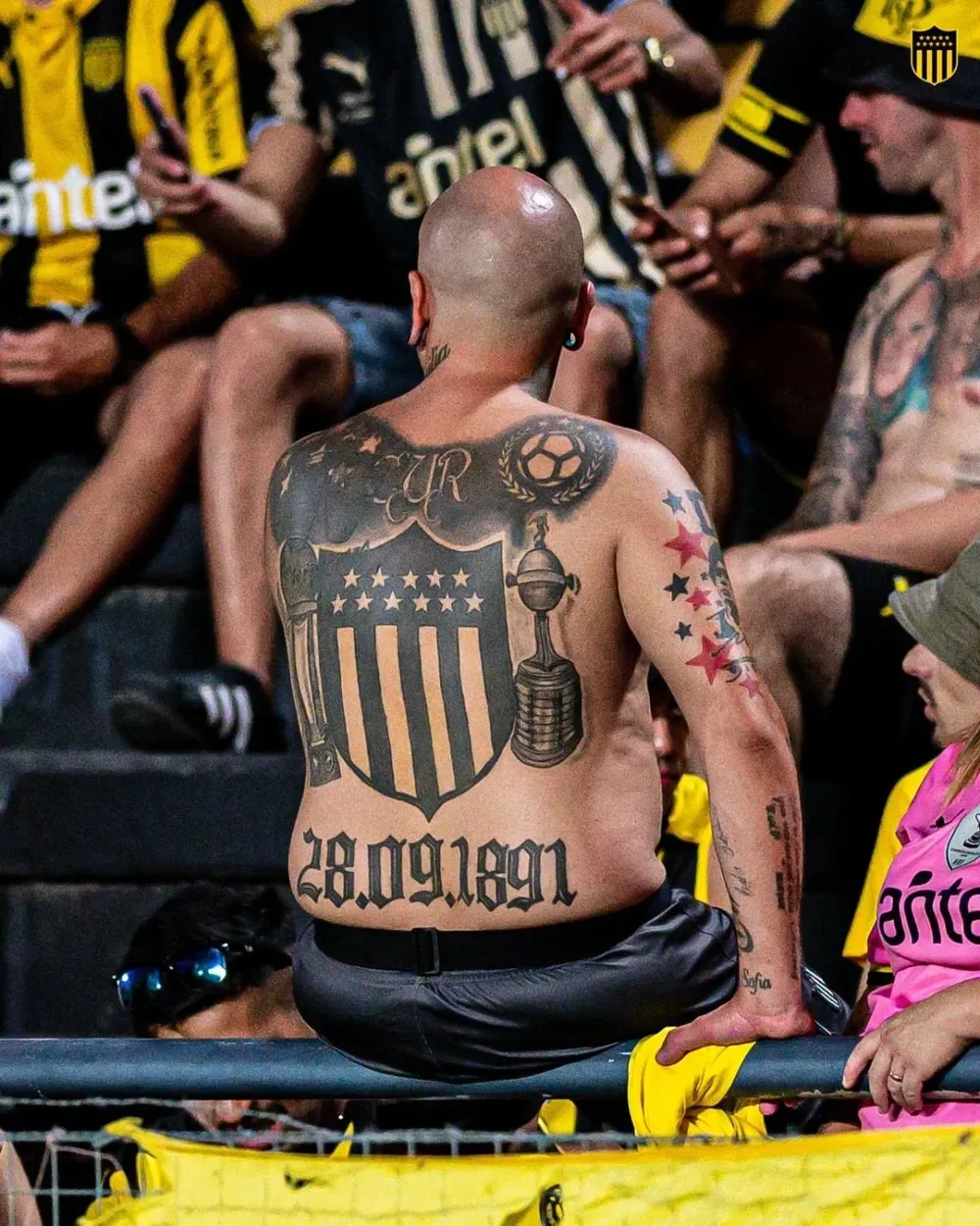 El espectacular tatuaje de Peñarol que lució un hincha en el Campeón del Siglo