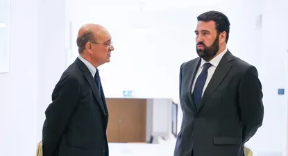El diputado de PNV Mikel Legarda Uriarte conversa con el diputado de EH bildu Jon Iñarritu hoy en el Congreso