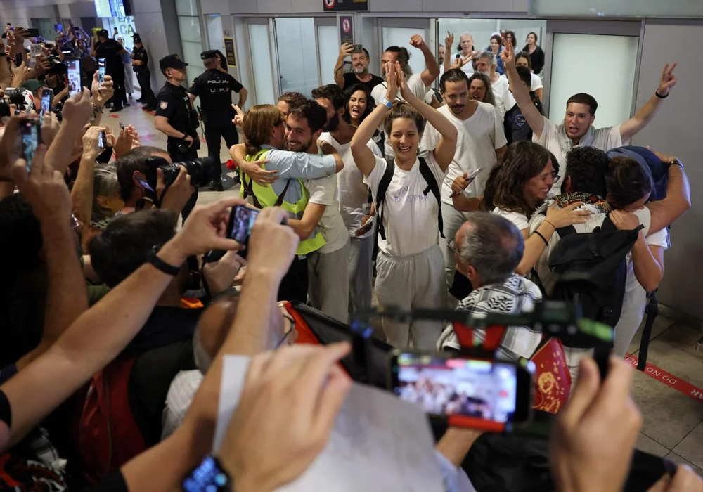 Un grupo de los integrantes española de la flotilla pro Palestina Global Sumud en su llegada a Barajas.
