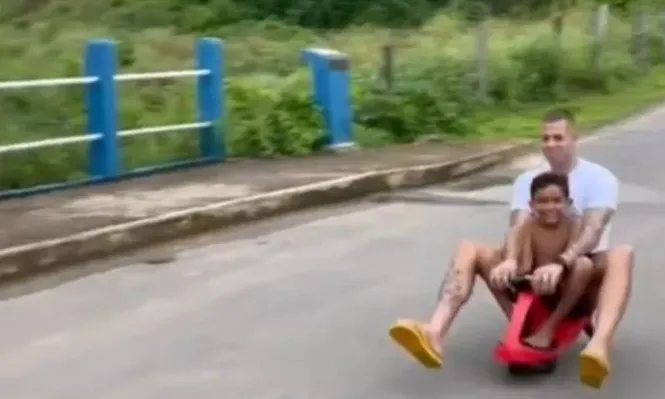 Léo Coelho jugando con un familiar suyo en Minas Gerais, Brasil, antes de viajar para firmar con Peñarol