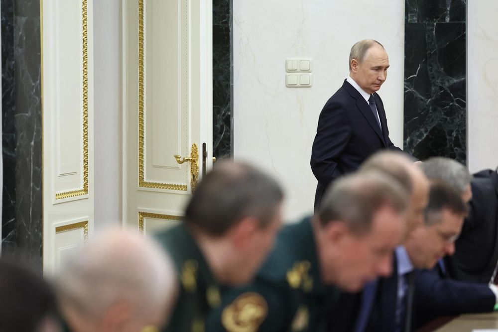 Putin entra a una reunión en el Kremlin para discutir las conversaciones con Ucrania 