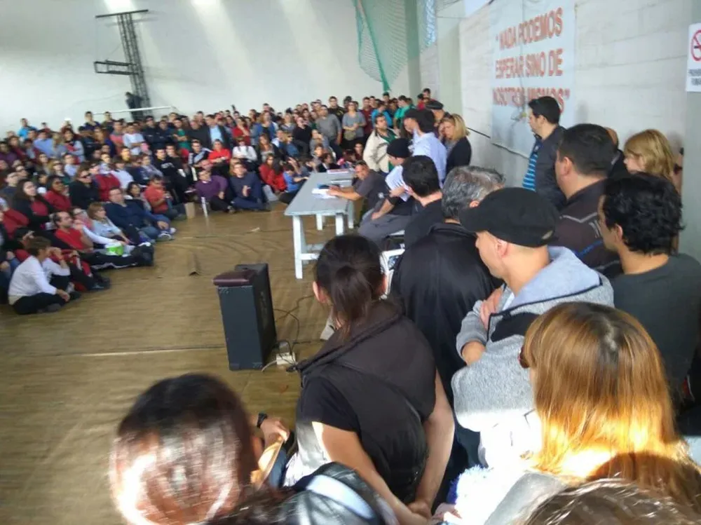 Trabajadores de Tienda Inglesa en una asamblea