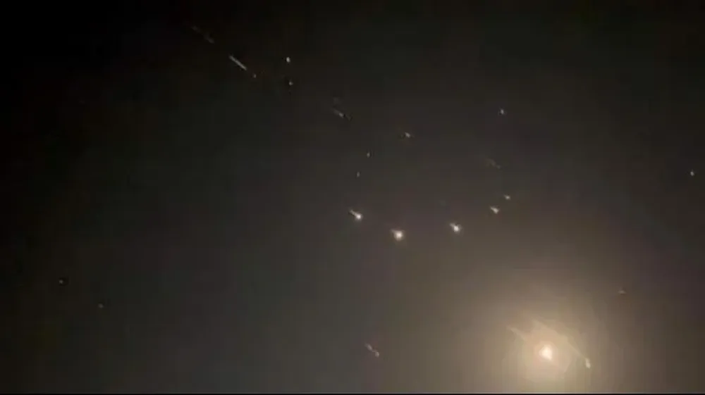 El cielo de Israel surcado por misiles de Irán.