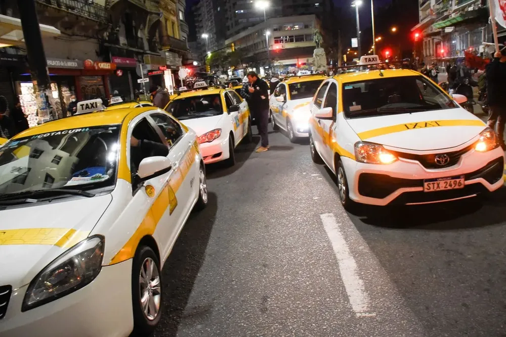 Ninguna de las dos gremiales de taxis conocía sobre la intención de Uber