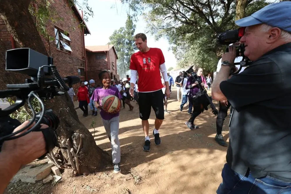 Dirk Nowitzki recorre África de la mano de la NBA