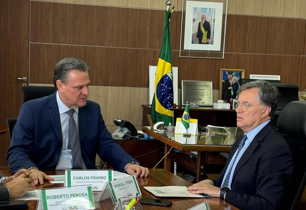 El Ministro de Agricultura y Ganadería de Brasil, Carlos Fávaro, junto&nbsp;al Director General del IICA, Manuel Otero, dialogaron también entre otras cosas,&nbsp;sobre&nbsp;los proyectos de cooperación que el IICA ejecuta en el país, que buscan contribuir al fortalecimiento de la agricultura familiar y a su capacidad para generar ingresos, acceder a tecnologías e innovaciones.