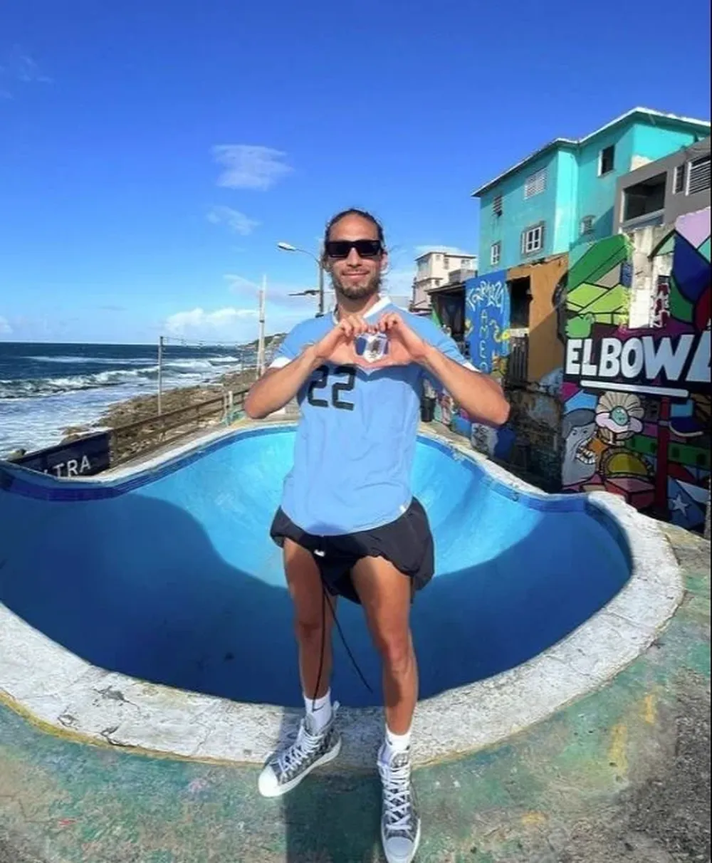 Martín Cáceres con su camiseta en La Perla, Puerto Rico