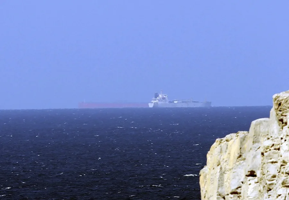 Petroleros cruzan el Estrecho de Ormuz, en Omán. EFE