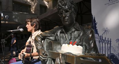 John Juárez, el músico de 15 años que homenajea a John Lennon. EFE