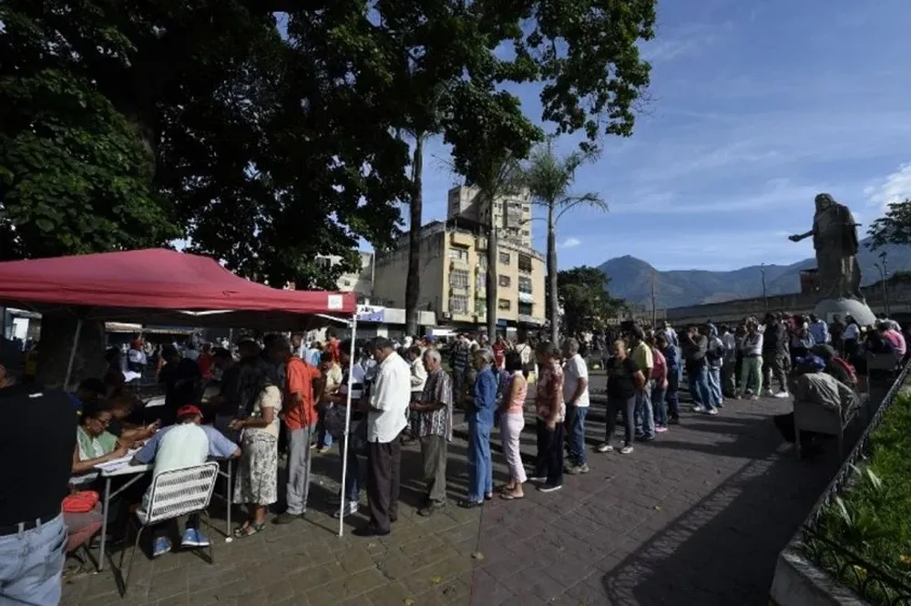 Los Puntos Rojo, una cita junto a los puestos electorales acusados de violar las normas electorales