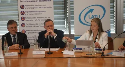 El ministrio de Industria, Energía y Minería, Omar Paganini, el secretario de Presidencia, Álvaro Delgado, y la presidenta de la Unión de Exportadores, Andrea Roth durante la firma del acuerdo