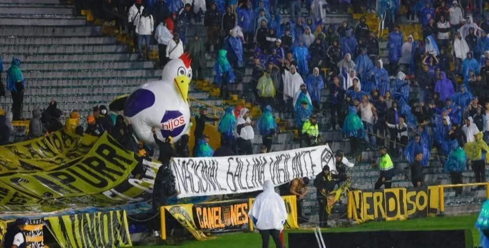 Gallina inflable en el Campín de Bogotá