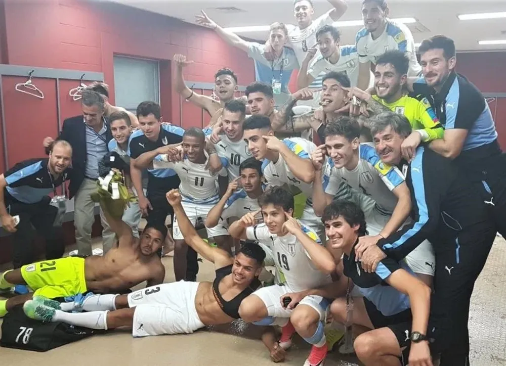 La foto de la polémica; el festejo de los jugadores uruguayos