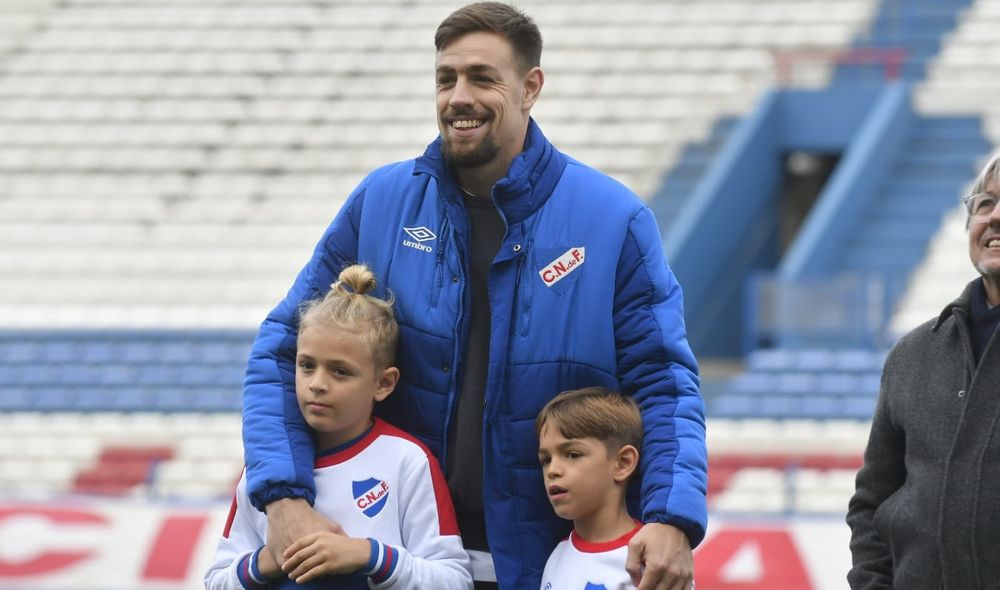 Sebastián Coates volvió a Nacional y al Gran Parque Central, y lo hizo con sus hijos
