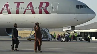 Talibanes hacen guardia en el aeropuerto de Kabul