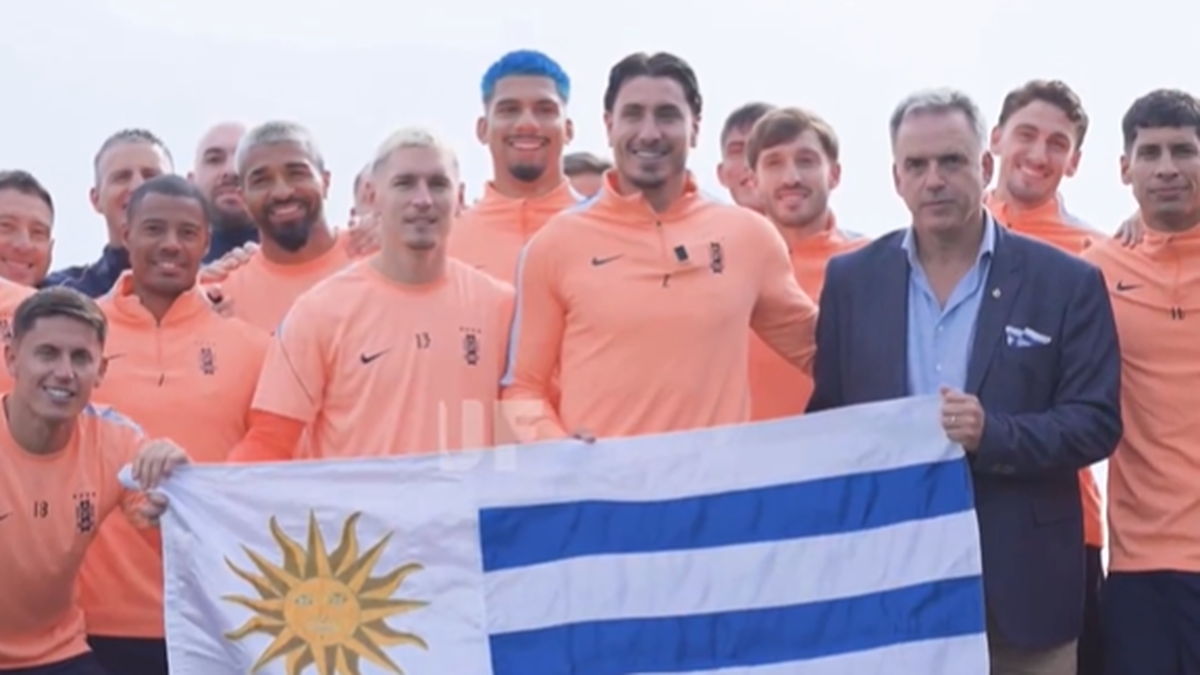 El presidente Yamandú Orsi le entregó el Pabellón Nacional a la selección uruguaya antes de la partida al Mundial 2026 y estuvo en la inauguración de canchas en el Complejo Celeste