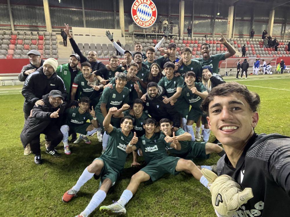 La foto del plantel de Racing festejando la obtención del título en Alemania