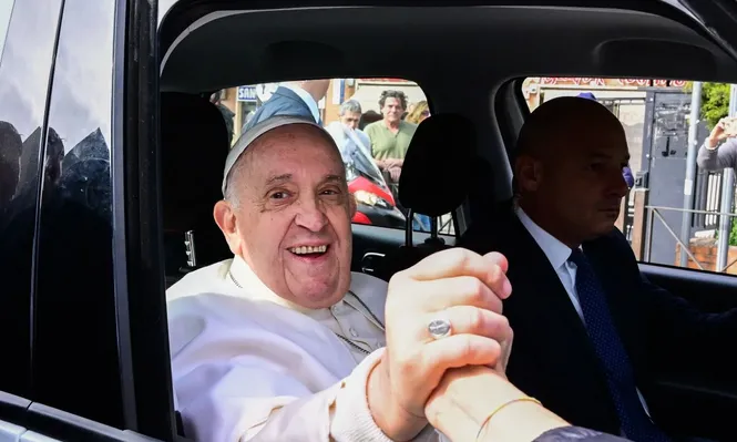 El papa Francisco al recibir el alta