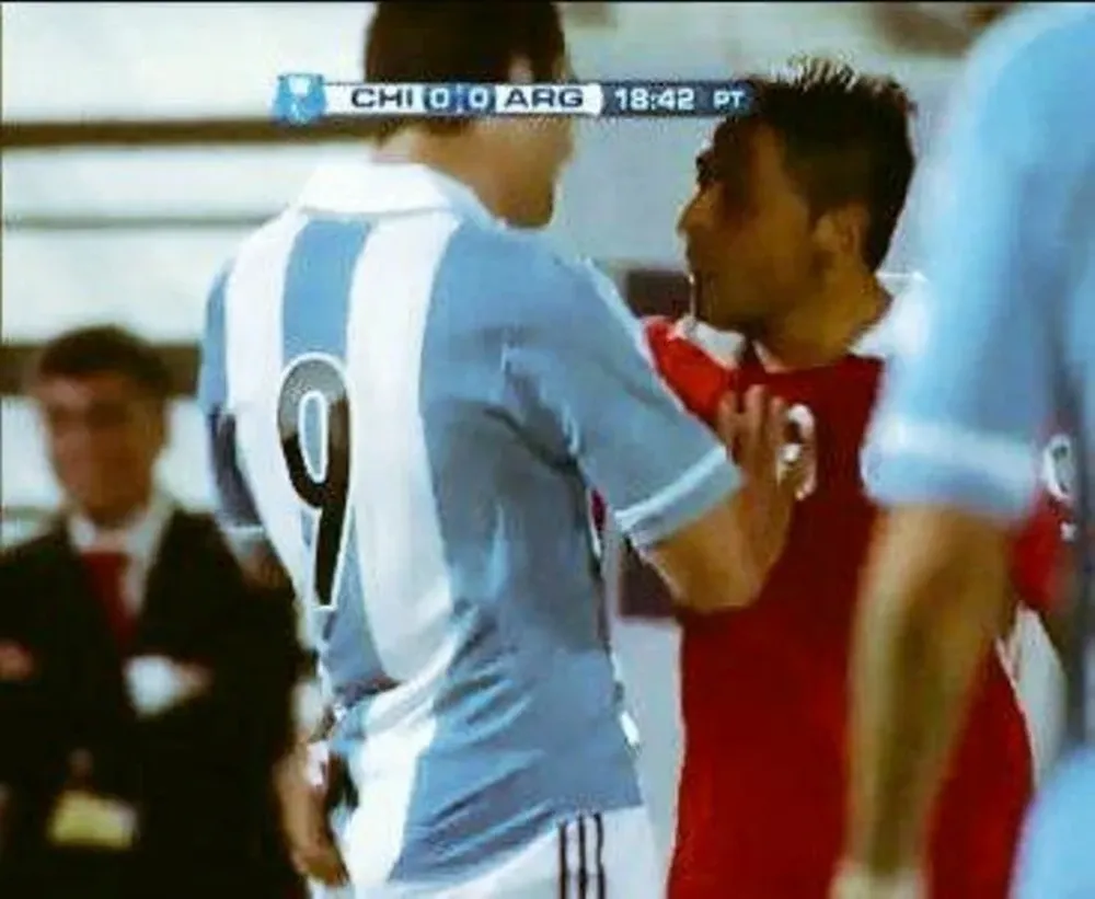 Gonzalo Higuain y Gonzalo Jara en un partido por Eliminatorias