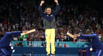 La imagen de los olímpicos: Simone Biles, considerada la mejor gimnasta de todos los tiempos, se inclina ante la brasileña Rebeca Andrade.