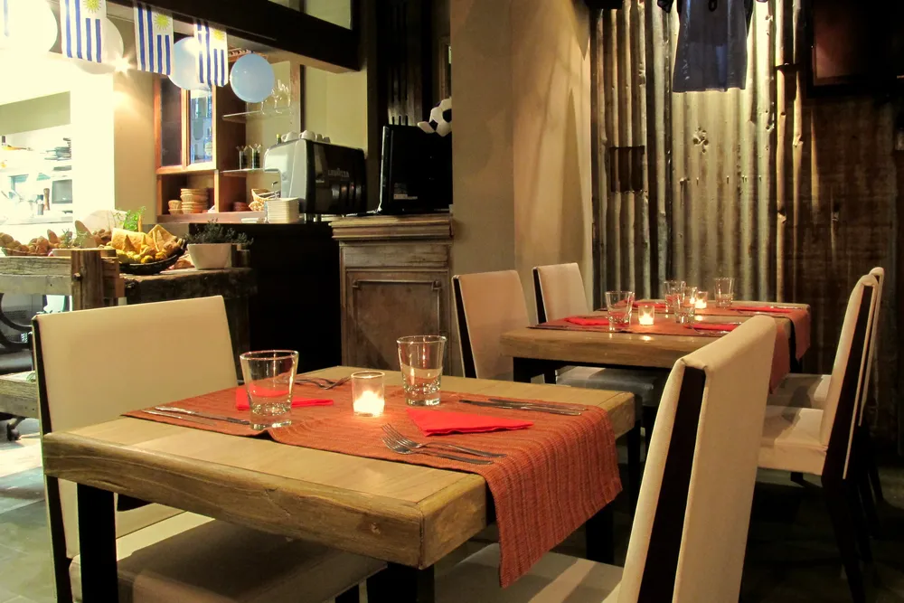 Desde el salón, se puede divisar el ir y venir de los cocineros entorno al horno de leña