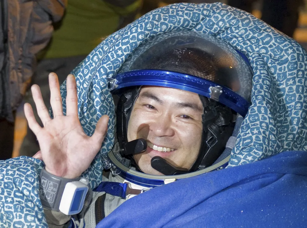 El astronauta japonés Akihiko Hoshide saluda tras regresar este lunes a la Tierra, a bordo de la nave espacial Soyuz TMA-05M, cerca de la cuidad de Arkalyk, al norte de Kazajistán.
