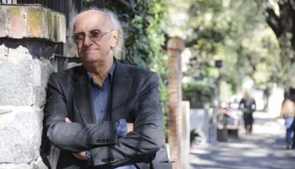 Márkaris frente a la Fundación María Tsakos