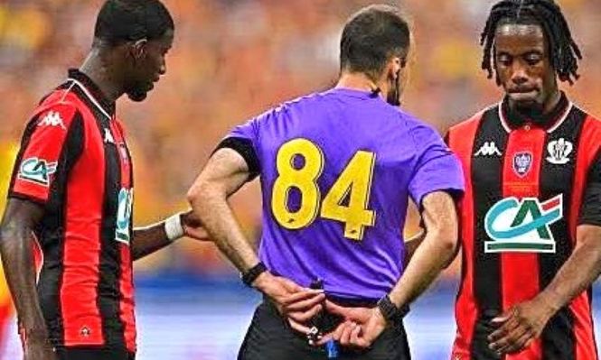 Jérome Brisard, el árbitro del partido de la final de la Copa Francia entre Lens y Niza, utilizó el número 84 en su espalda