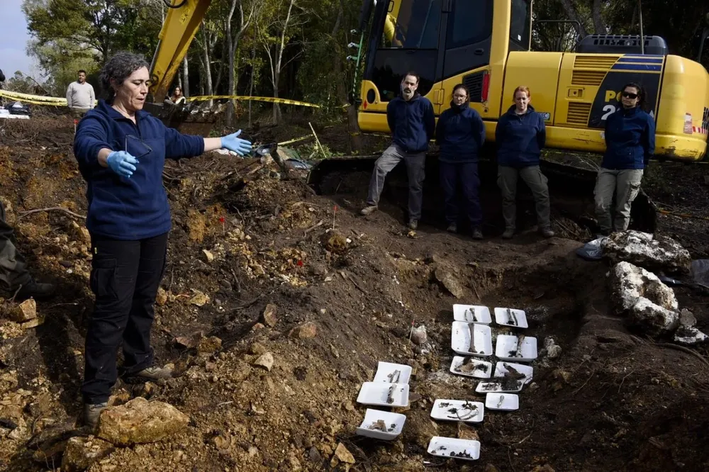 Lusiardo enseña la fosa en el batallón 14.
