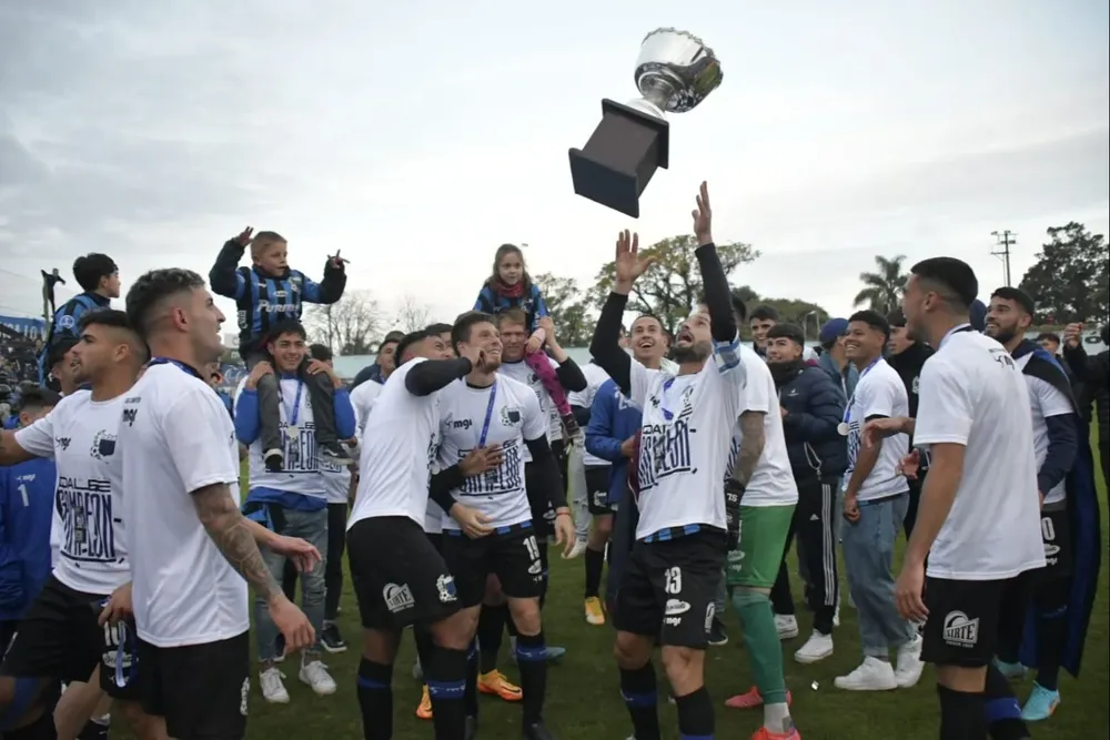 Figueredo hace volar la copa por los aires: Liverpool campeón