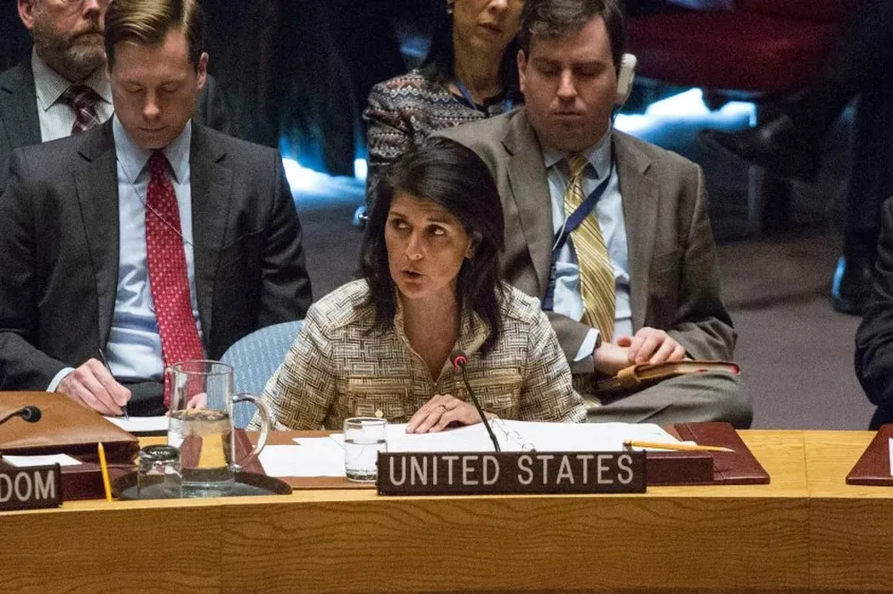 Embajadora de Estados Unidos en las Naciones Unidas, Nikki Haley hablando en el Consejo de Seguridad de la ONU.